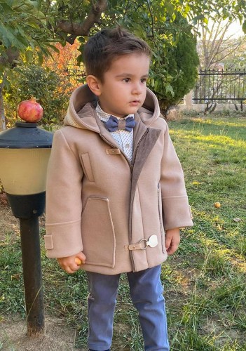 1.a4440mΣ-boys_beige_duffle_coat_blue_pants5-1635147984